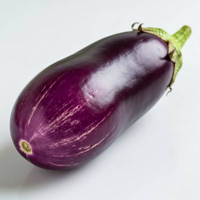 Des aubergines violettes sur une plante.